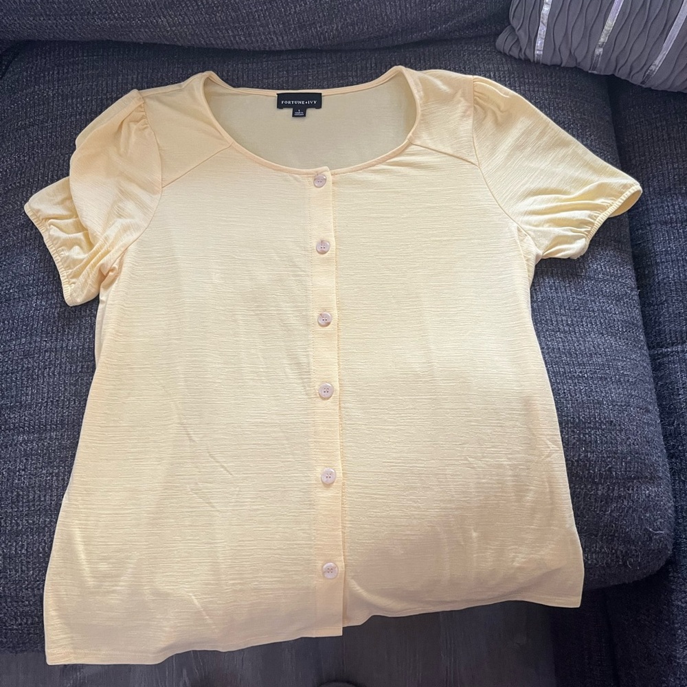 Worthington Soft Pale Yellow Button-Front Short Sleeve Top